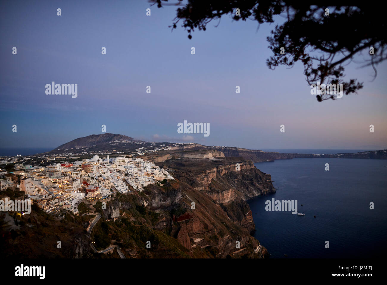 Vulkanische griechische Insel Santorin eine der Kykladen im Ägäischen Meer. Fira Stadtbild Hauptstadt der Insel. Stockfoto