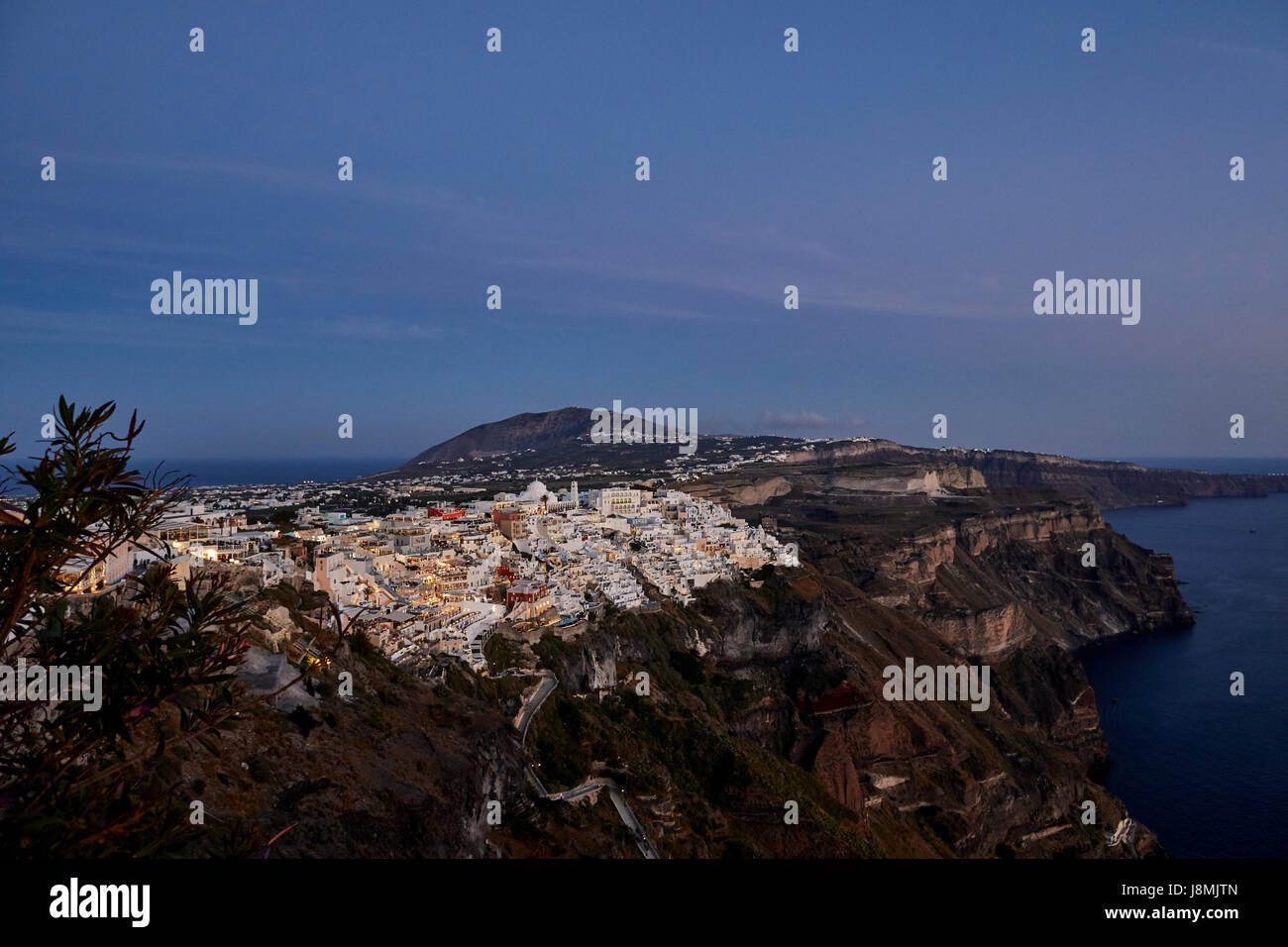 Vulkanische griechische Insel Santorin eine der Kykladen im Ägäischen Meer. Fira Stadtbild Hauptstadt der Insel. Stockfoto