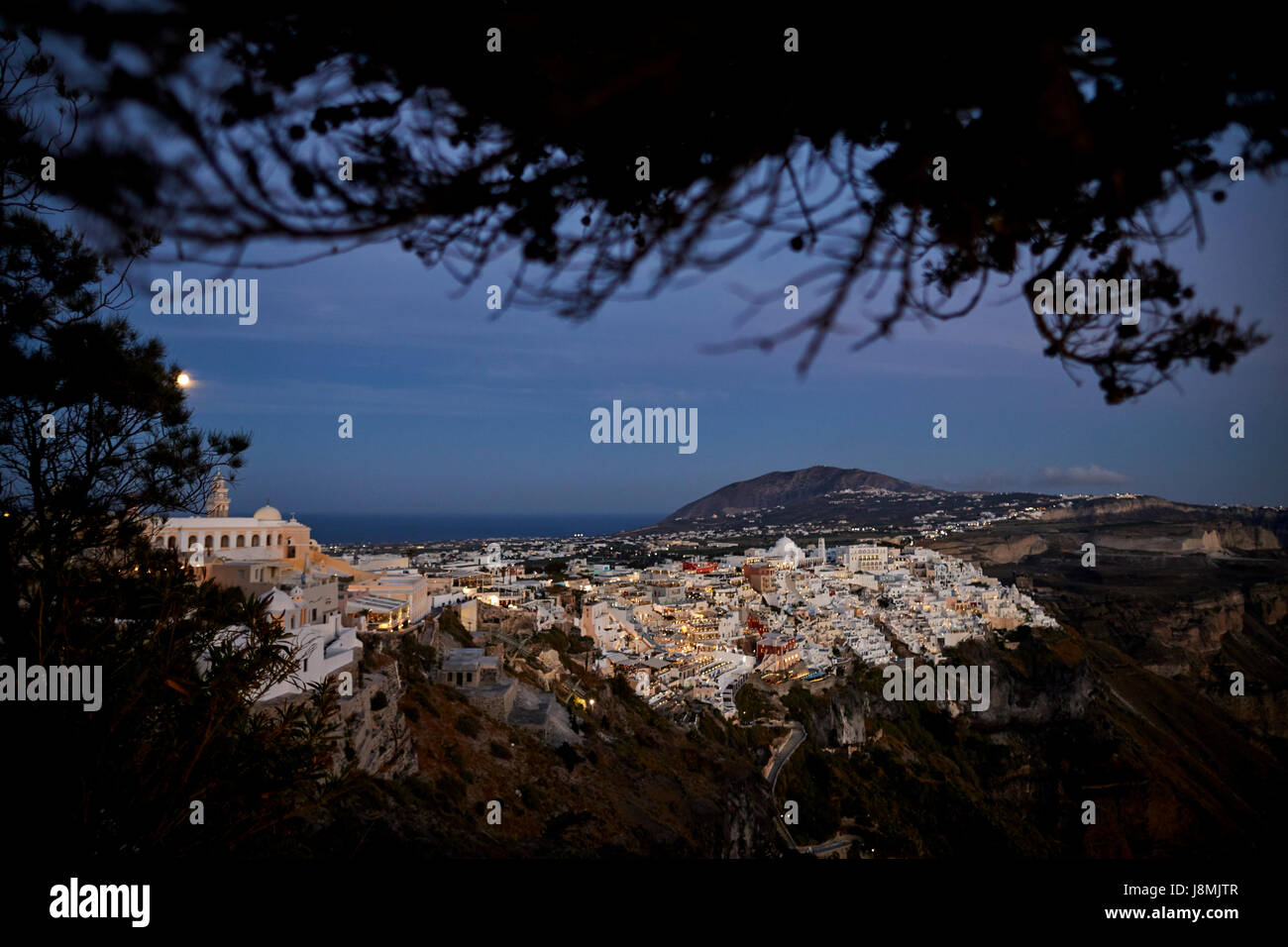 Vulkanische griechische Insel Santorin eine der Kykladen im Ägäischen Meer. Fira Stadtbild Hauptstadt der Insel. Stockfoto