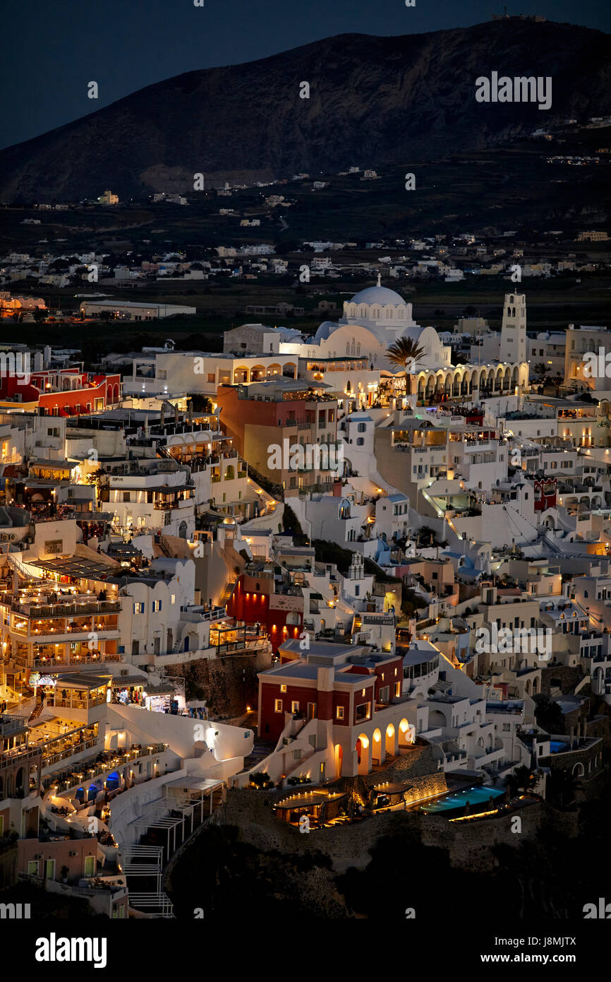 Vulkanische griechische Insel Santorin eine der Kykladen im Ägäischen Meer. Fira Stadtbild Hauptstadt der Insel. Stockfoto