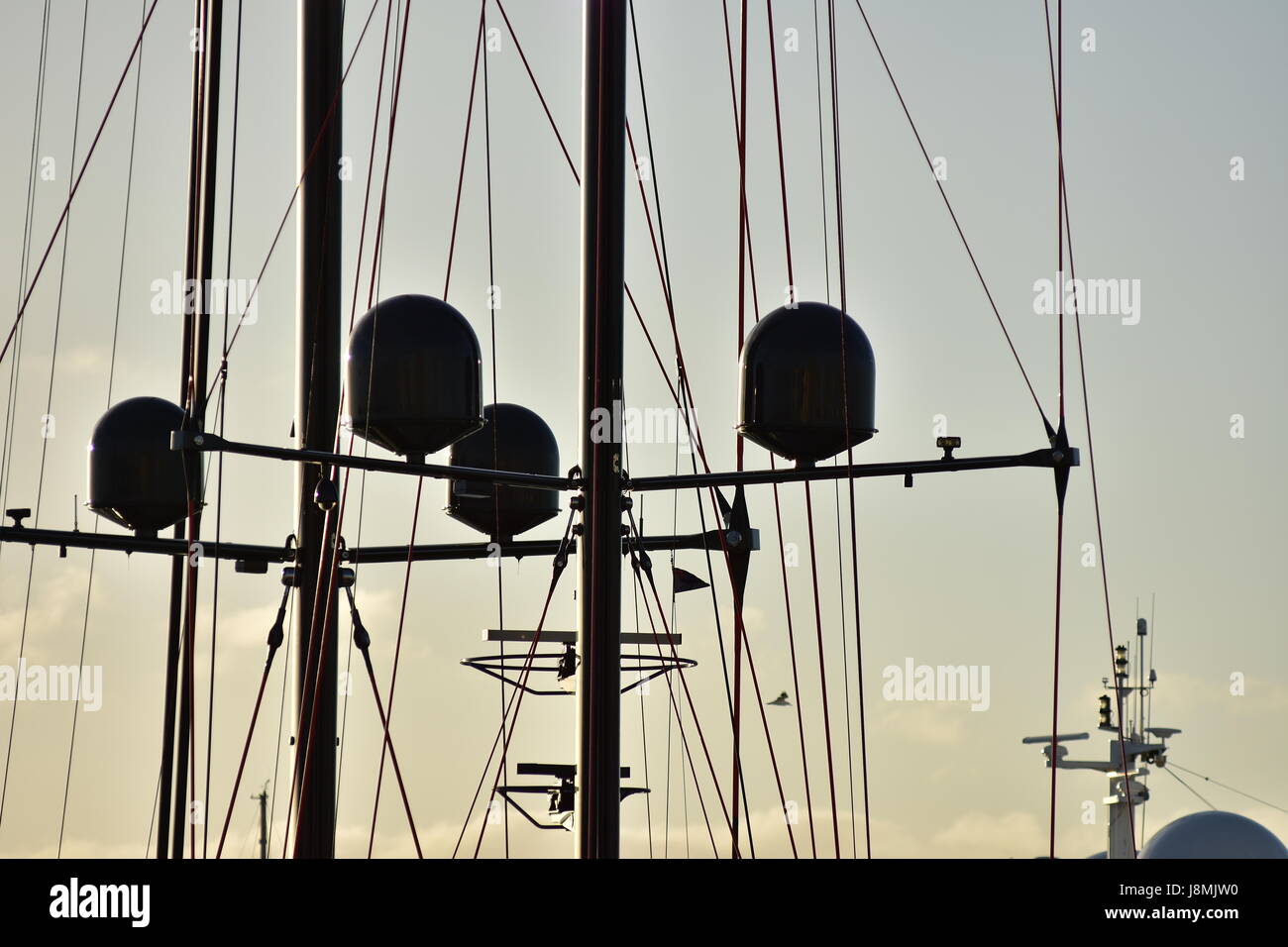 Masten und Seilen und Kommunikation und Radarantennen Segelboote bei schwachem Licht in der Dämmerung. Stockfoto