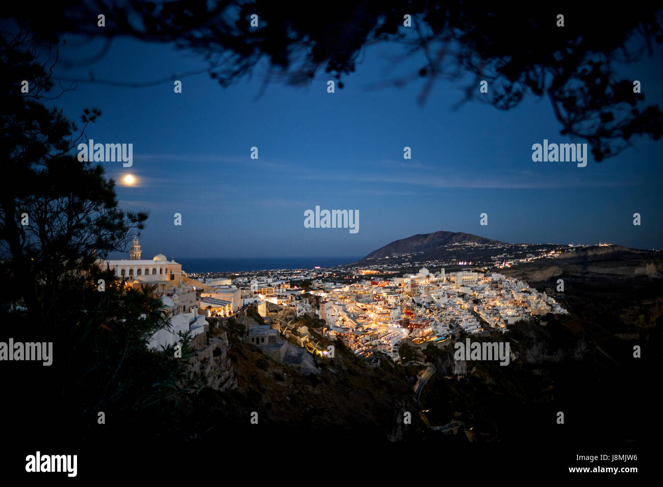 Vulkanische griechische Insel Santorin eine der Kykladen im Ägäischen Meer. Fira Stadtbild Hauptstadt der Insel. Stockfoto