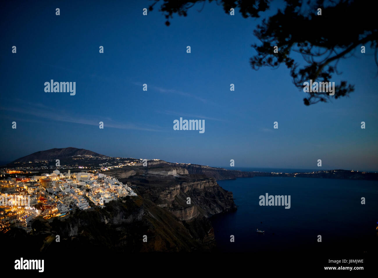 Vulkanische griechische Insel Santorin eine der Kykladen im Ägäischen Meer. Fira Stadtbild Hauptstadt der Insel. Stockfoto