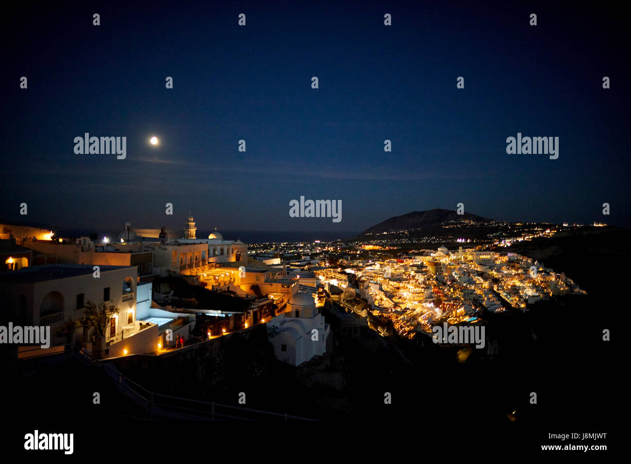 Vulkanische griechische Insel Santorin eine der Kykladen im Ägäischen Meer. Fira Stadtbild Hauptstadt der Insel. Stockfoto
