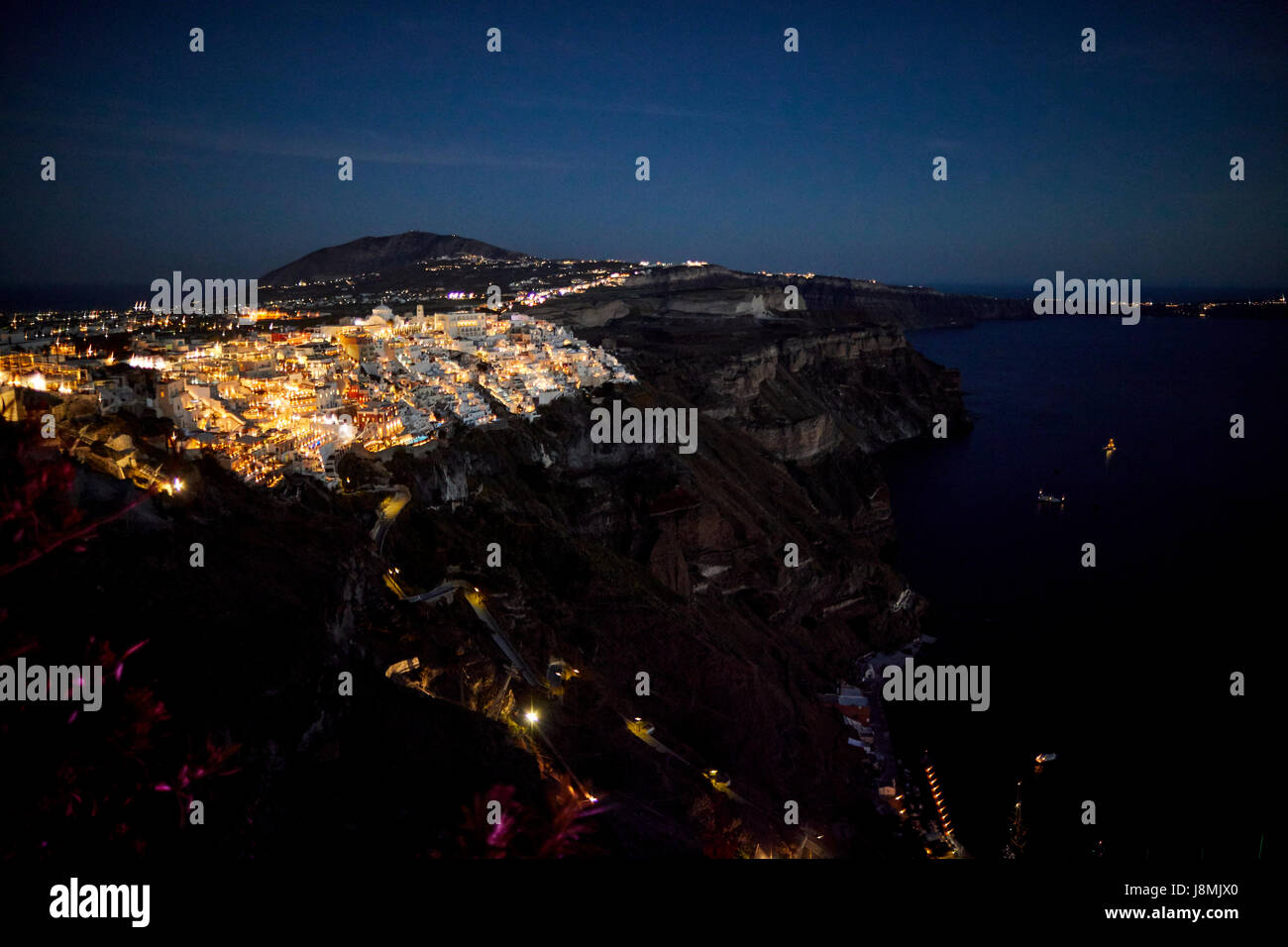 Vulkanische griechische Insel Santorin eine der Kykladen im Ägäischen Meer. Fira Stadtbild Hauptstadt der Insel. Stockfoto
