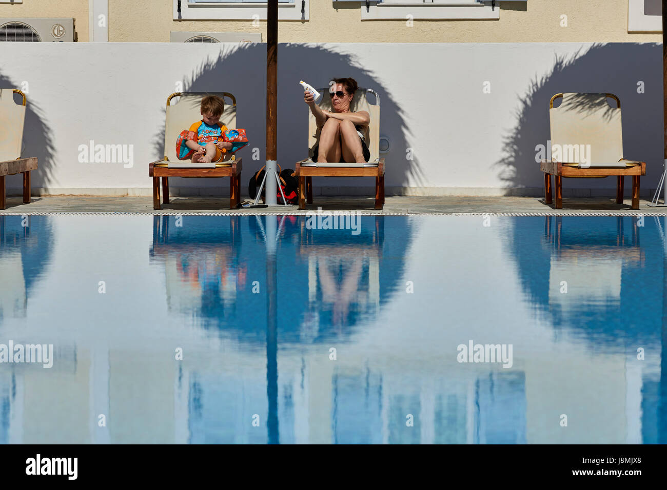 Vulkanische griechische Insel Santorin eine der Kykladen im Ägäischen Meer.  Familienspaß Kamari Alexandra Hotel Stockfoto