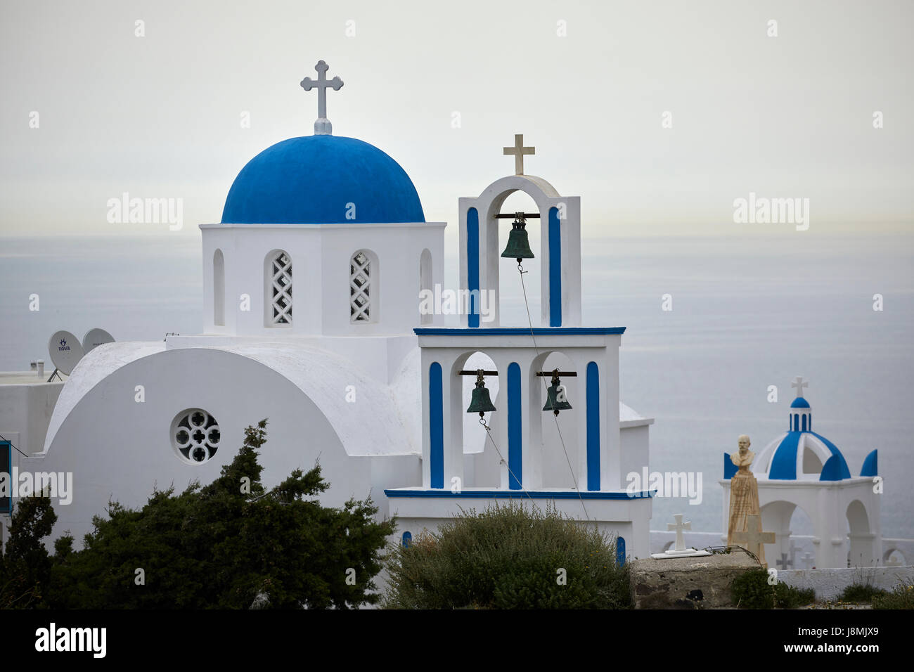 Vulkanische griechische Insel Santorin eine der Kykladen im Ägäischen Meer.   Alte Kirche von Éxo Goniá blau, gewölbte, weiß, Kirche, Glockenturm, Stockfoto