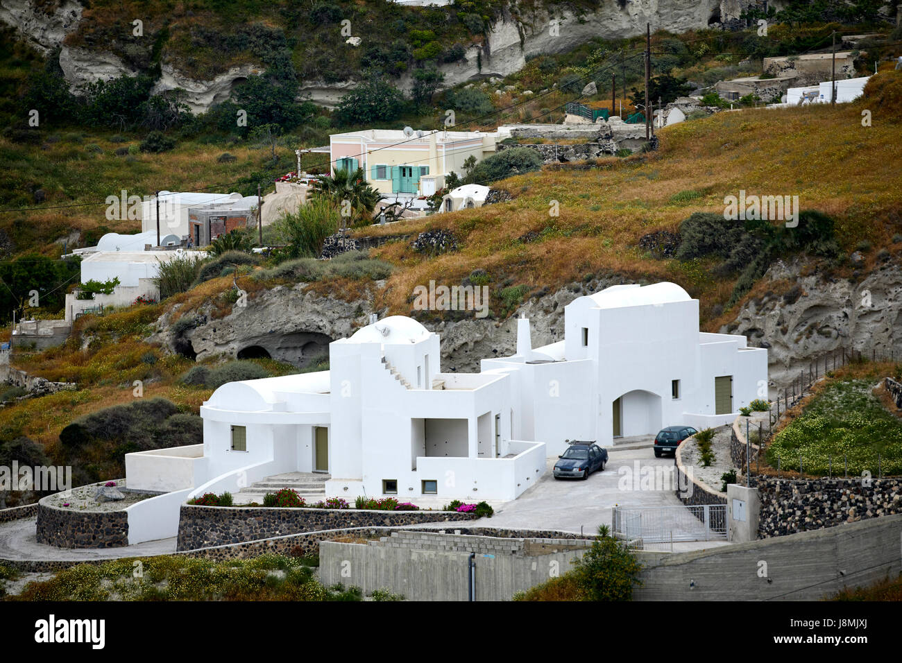 Vulkanische griechische Insel Santorin eine der Kykladen im Ägäischen Meer.   Kamari Bereich Wohnungsbestand in lokalen Dorf von Éxo Goniá Stockfoto