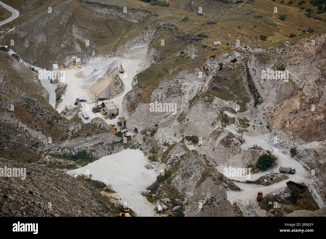 Vulkanische griechische Insel Santorin eine der Kykladen im Ägäischen Meer.   KALKSTEINBRUCH IN PERISSA Stockfoto
