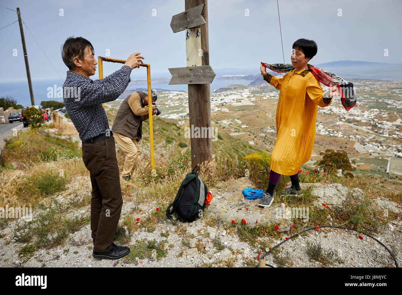 Vulkanische griechische Insel Santorin eine der Kykladen im Ägäischen Meer.   Chinesische Touristen auf Platanimos, Bergspitze Stockfoto