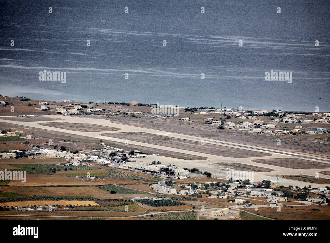 Vulkanische griechische Insel Santorin eine der Kykladen im Ägäischen Meer.   Kamari Bereich Santorini (Thira) National Airport Stockfoto