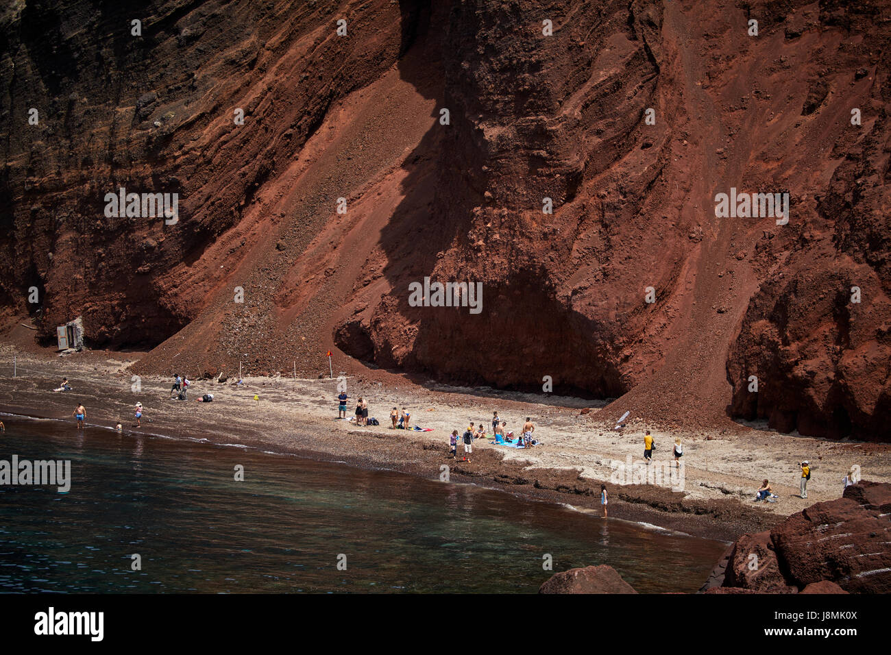 Vulkanische griechische Insel Santorin eine der Kykladen im Ägäischen Meer. Red Beach und Felsen Stockfoto