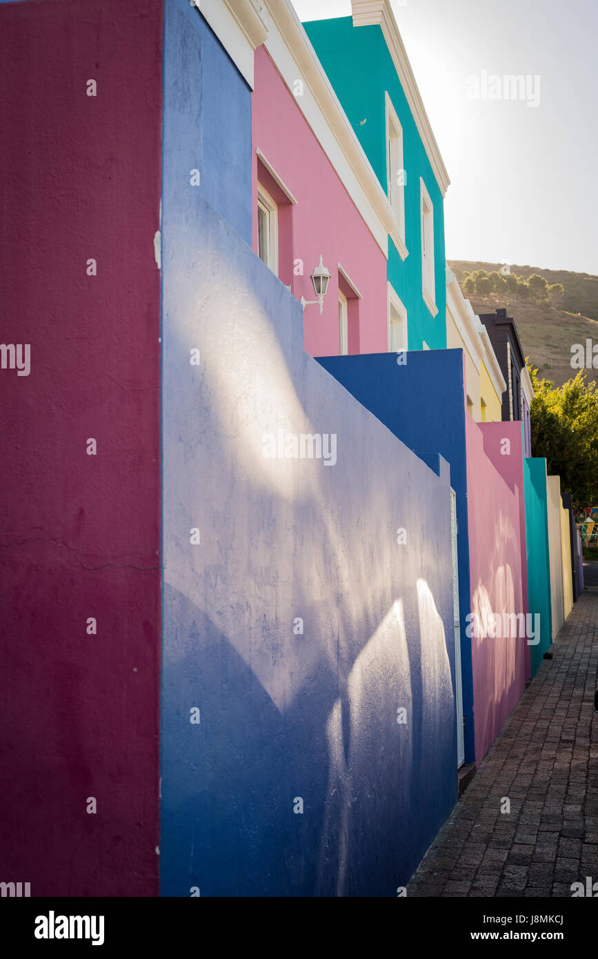 Sonnenschein reflektieren die bunten Wände der Häuser im Stadtteil Bo-Kaap in Kapstadt, Südafrika Stockfoto