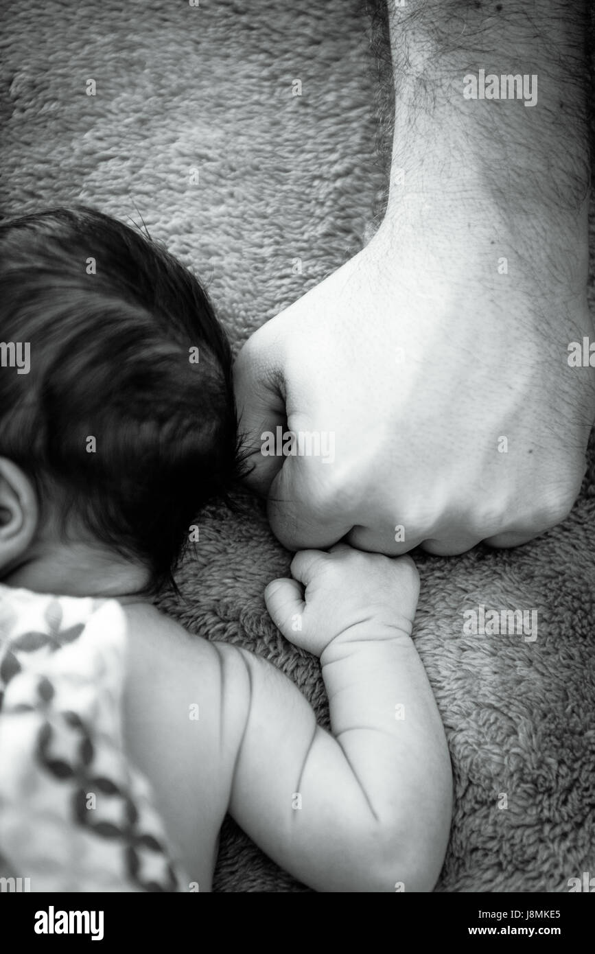 Vater und Baby Hände Stockfoto