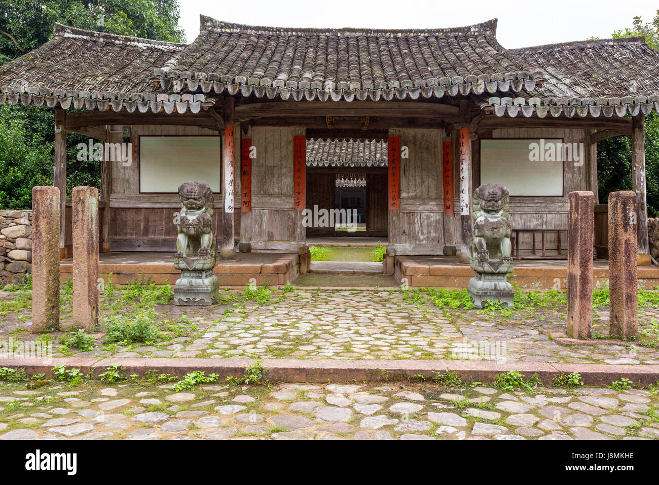 Yubei, Zhejiang, China.  300-Jahr-alten Sitzung Dorfhalle, Shi Guardian Lion (Foo Dog) Eingang bewachen. Stockfoto