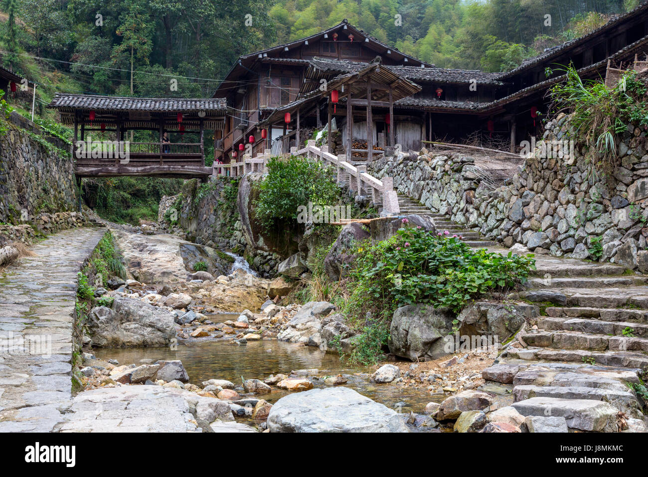 Linkeng, Zhejiang, China.  Traditionelles Haus mit Brücke über den kleinen Bach. Stockfoto