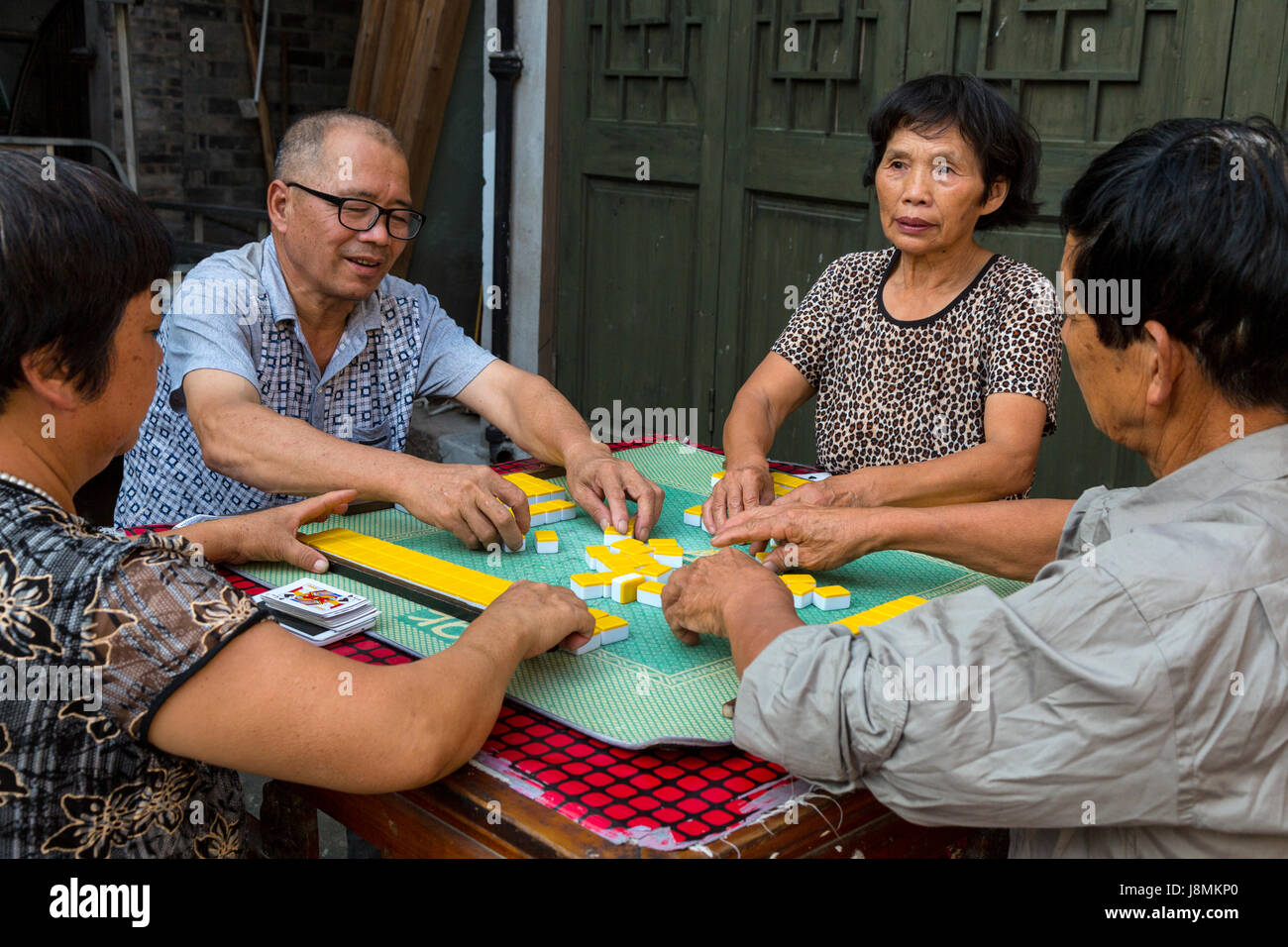 Cangpo, Zhejiang, China.  Anwohner Mahjong spielen. Stockfoto