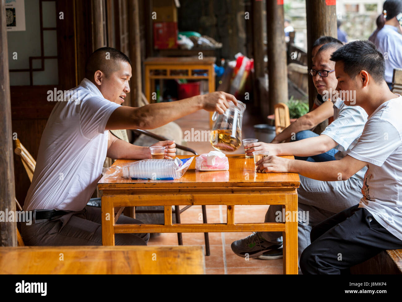 Linkeng, Zhejiang, China.  Männer Tee in einem örtlichen Cafe teilen. Stockfoto