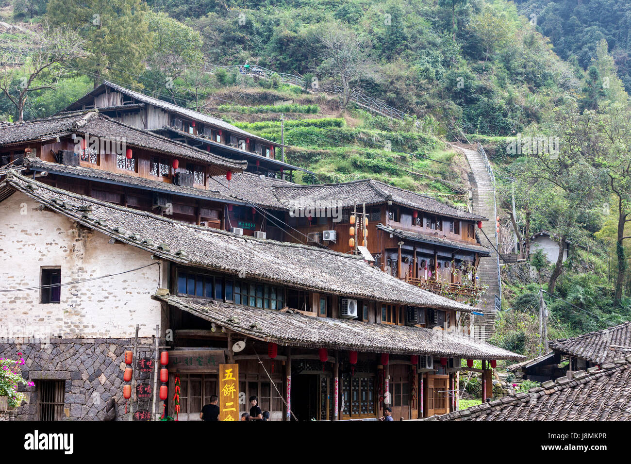 Linkeng, Zhejiang, China.  Treppe hinauf hinter dem Dorf. Stockfoto