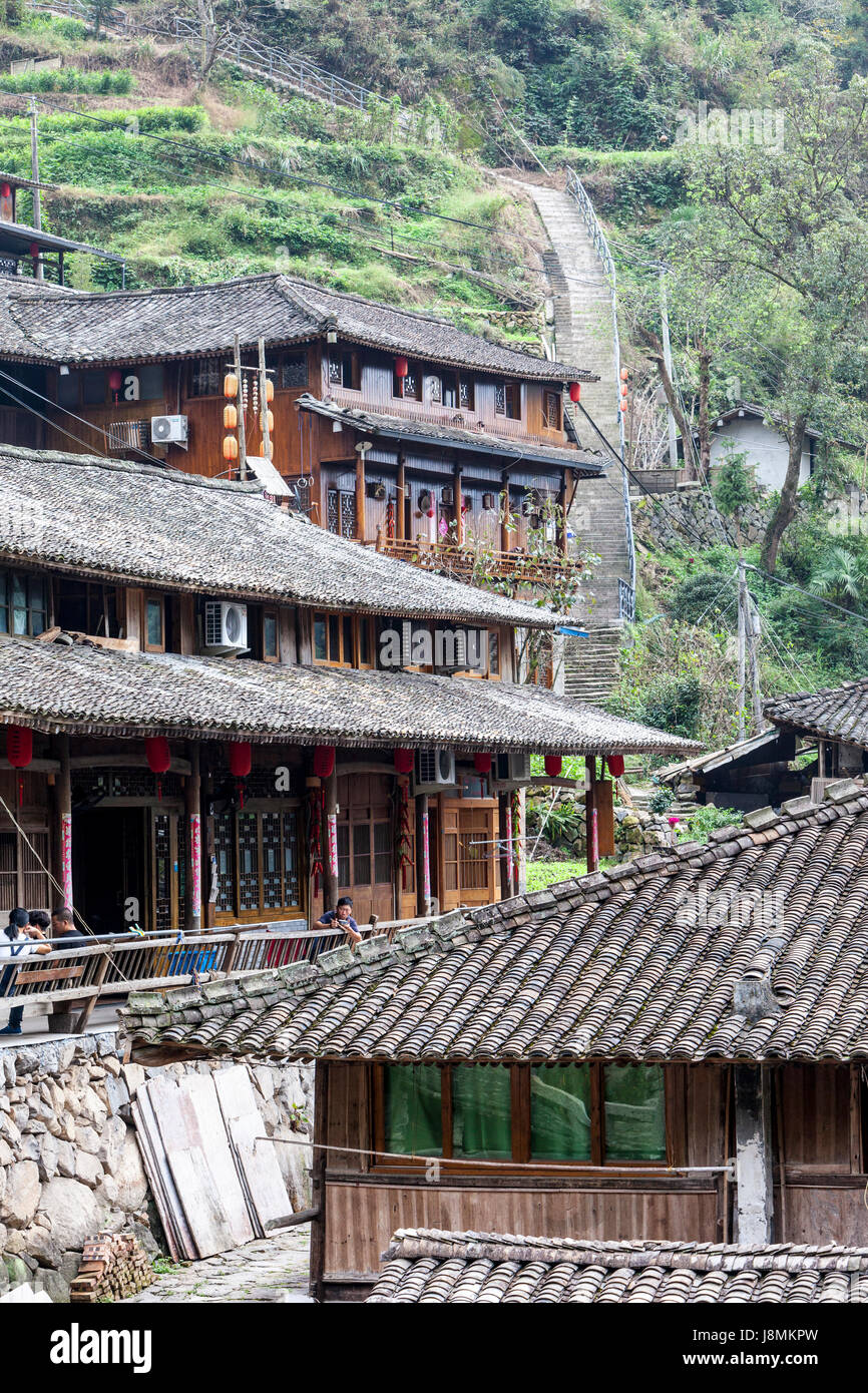 Linkeng, Zhejiang, China.  Treppe hinauf hinter dem Dorf. Stockfoto