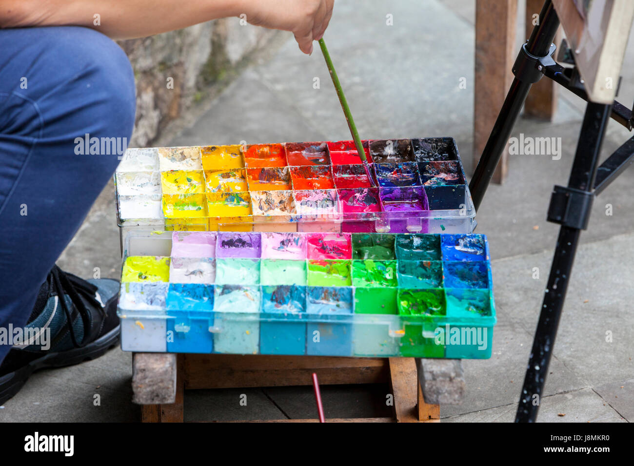Linkeng, Zhejiang, China.  Ein Künstler-Ölfarben. Stockfoto