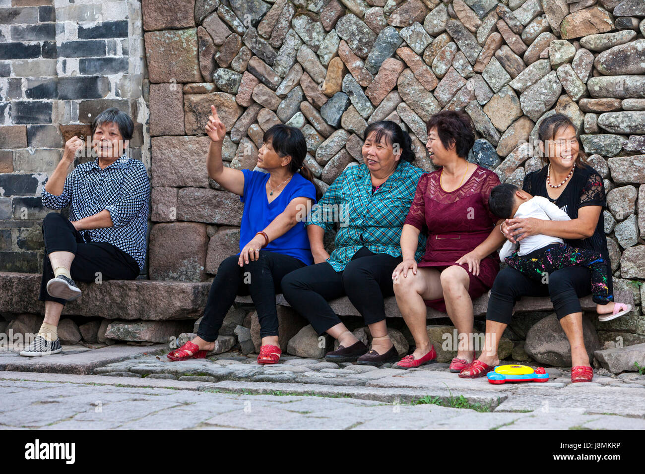 Cangpo, Zhejiang, China.  Die Frauen des Dorfes im Gespräch. Stockfoto