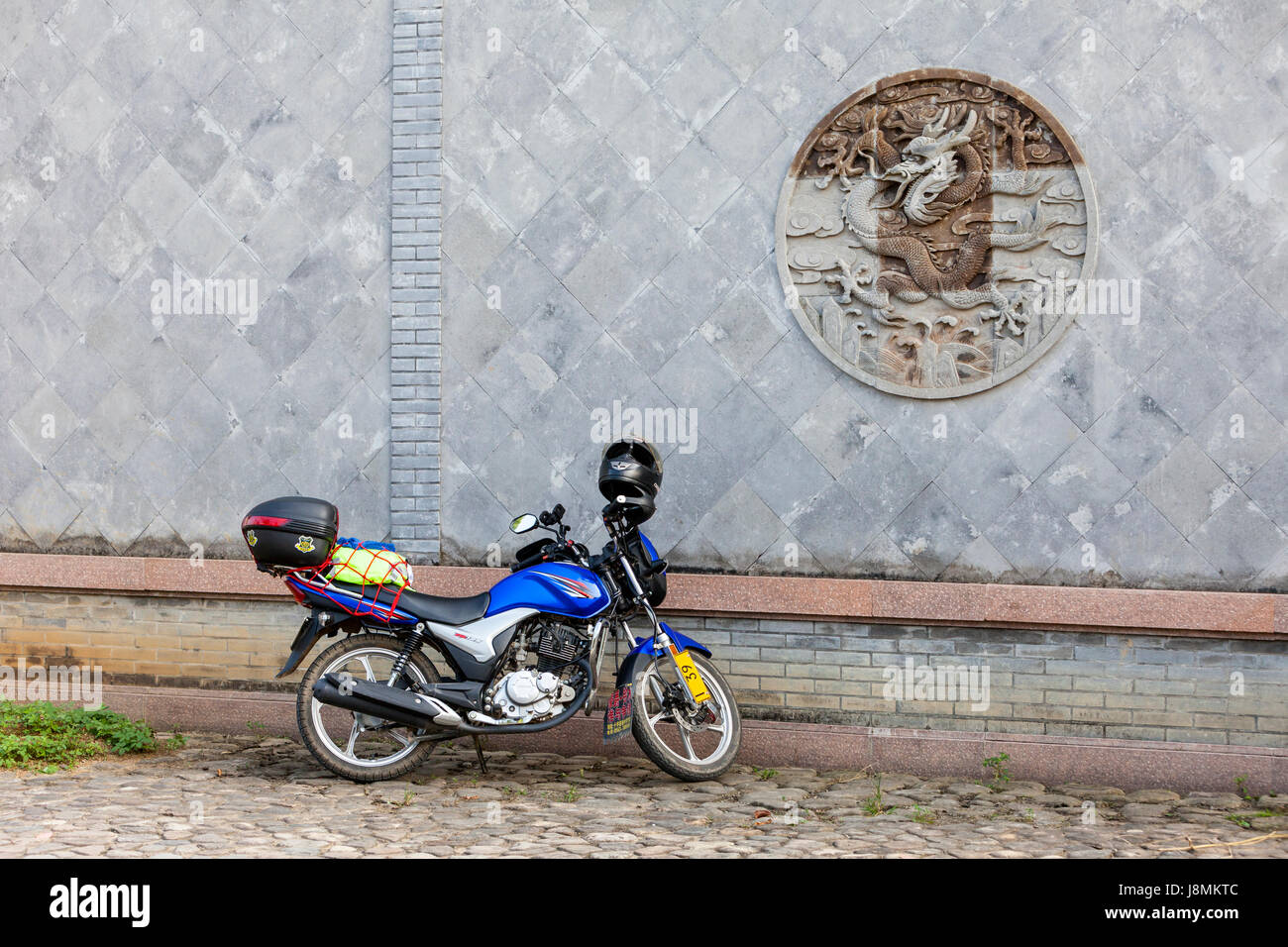Cangpo, Zhejiang, China.  Motorrad, Drachen Dekoration an der Wand. Stockfoto