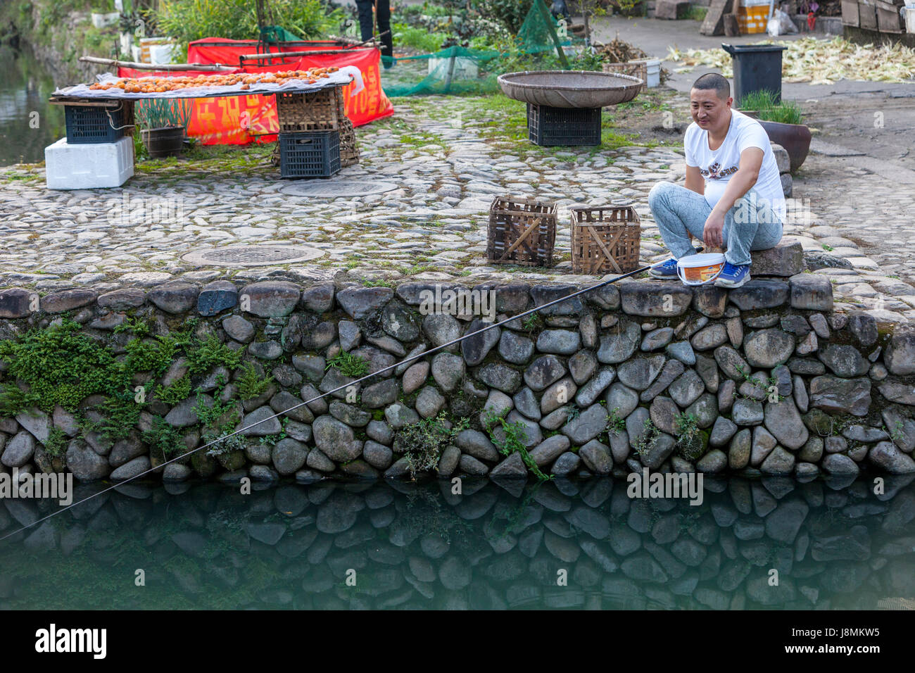 Yantou, Boteli, Zhejiang, China.  Lokale ansässige Fischerei auf Lishui Straße. Stockfoto