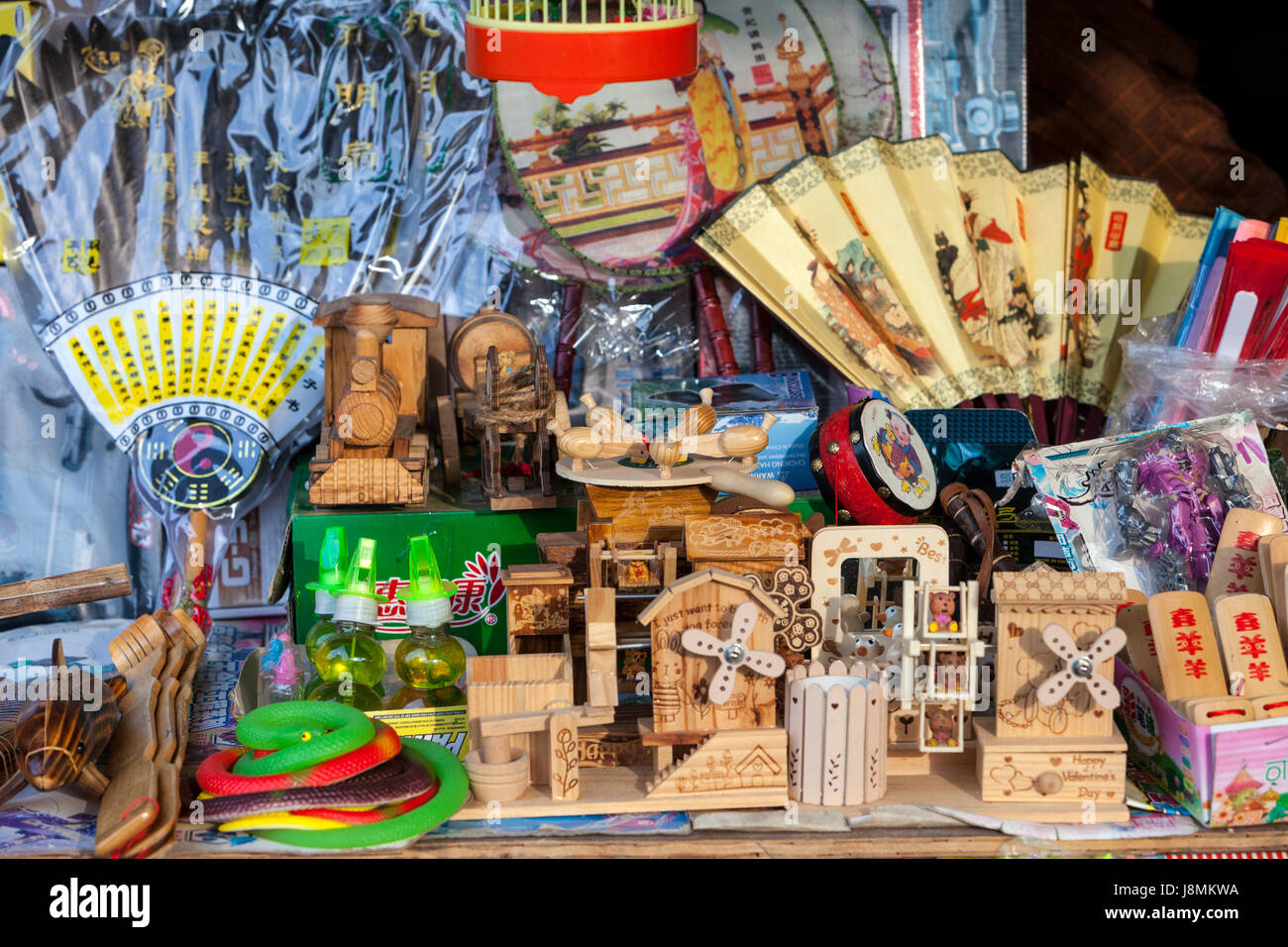 Yantou, Boteli, Zhejiang, China.  Spielzeug und Souvenirs zum Verkauf auf Lishui Straße. Stockfoto