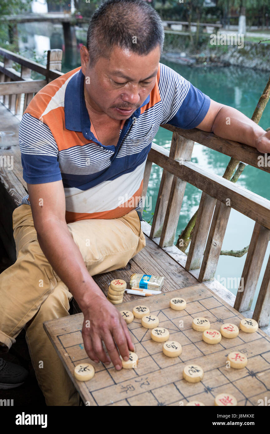 Yantou, Boteli, Zhejiang, China.   Checkers, Lishui Straße zu spielen. Stockfoto