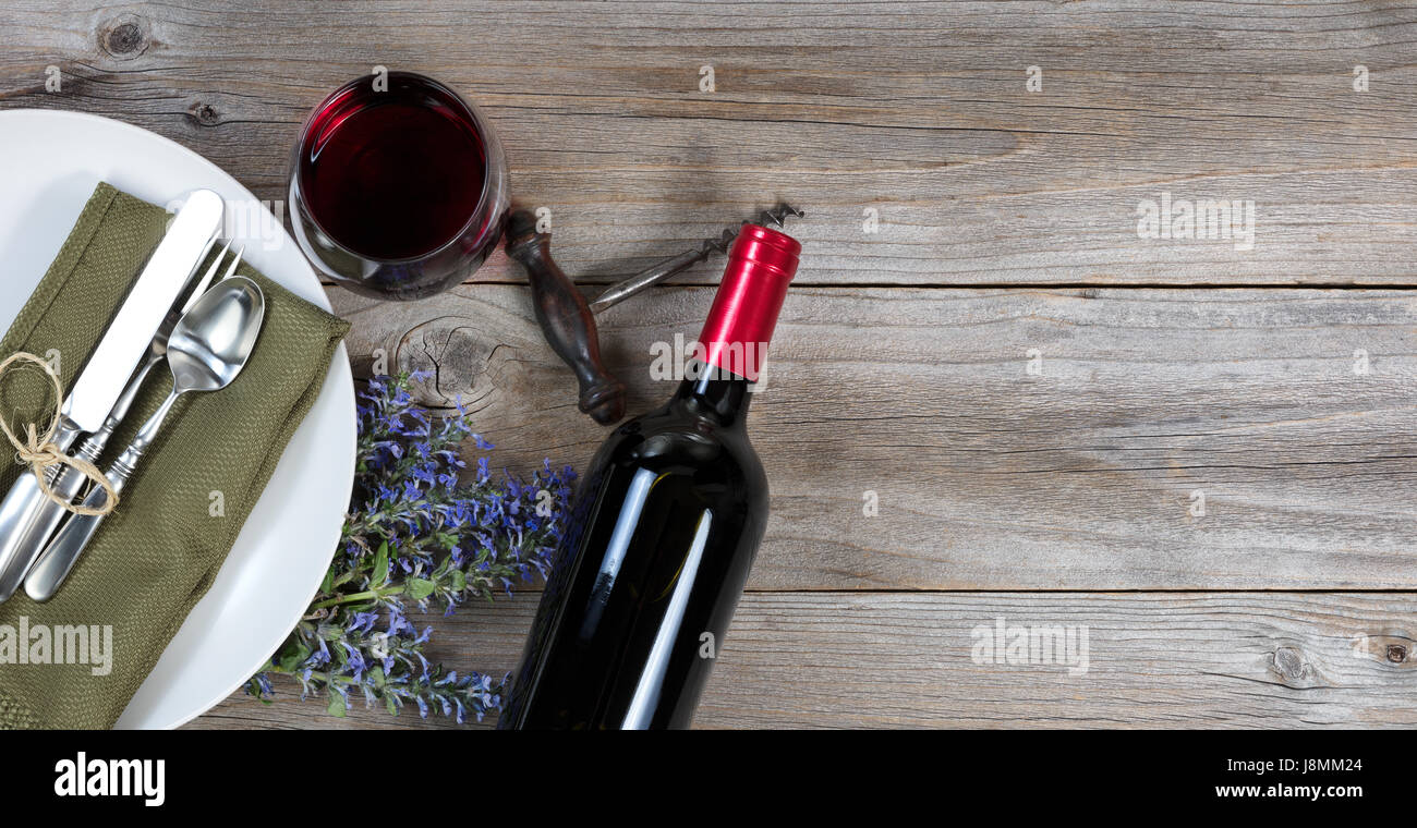 Vintage Tischdekoration mit frischen Blumen und Rotwein auf rustikalen Holz Stockfoto