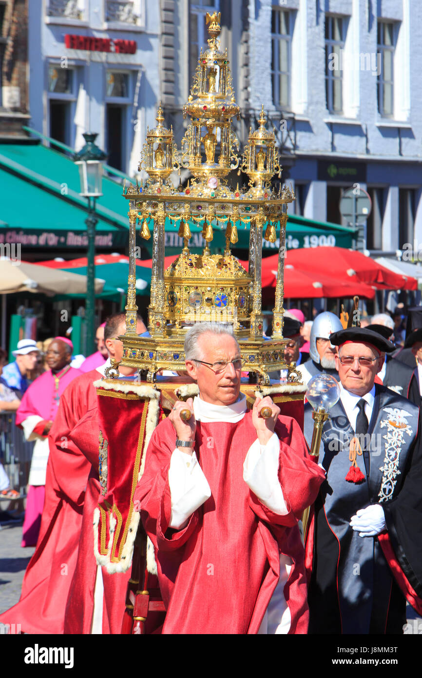 Die Chasse der Basilika des Heiligen Blutes enthält das Blut von Jesus Christus während der Prozession des Heiligen Blutes in Brügge, Belgien Stockfoto