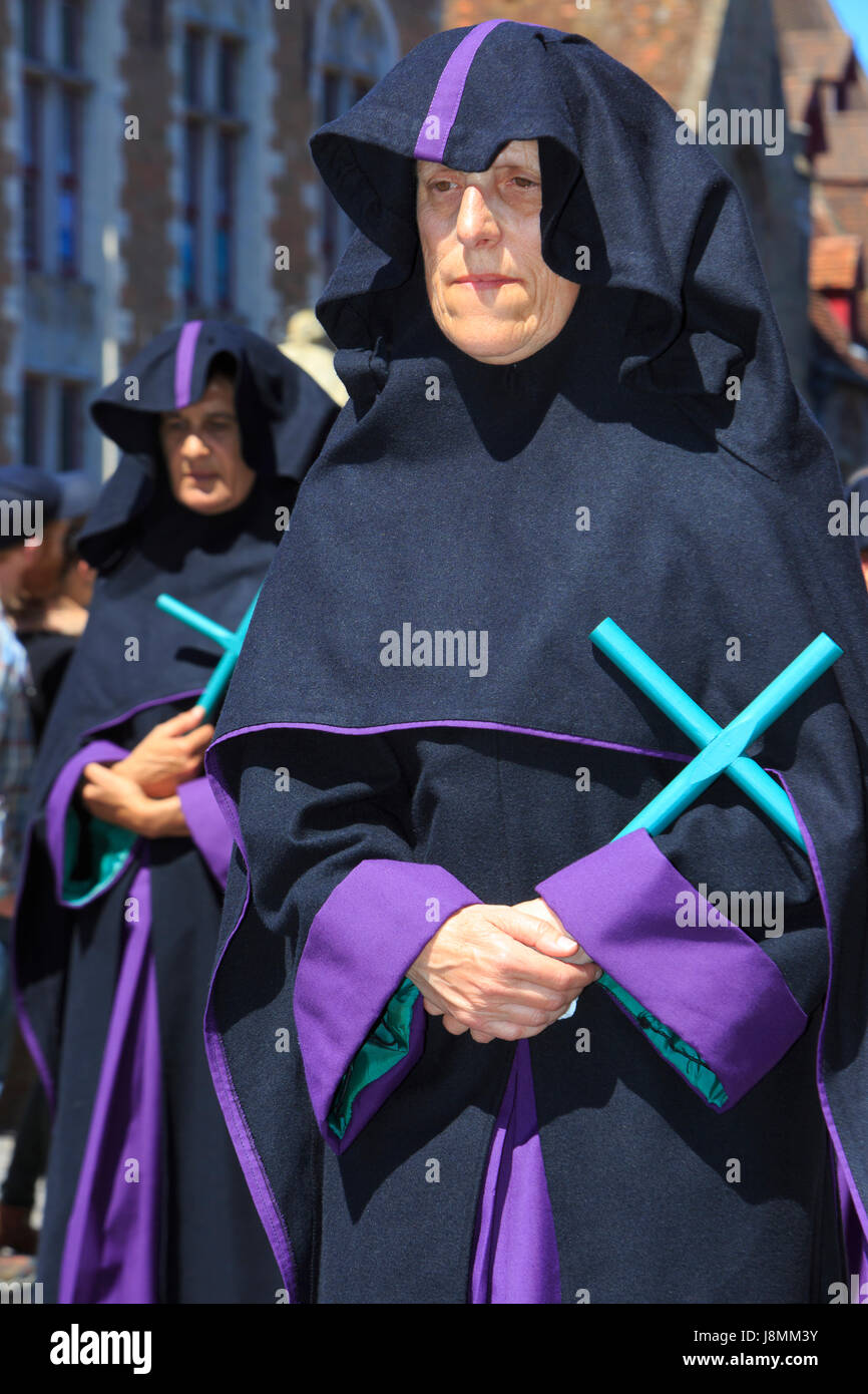Nonnen, die ein Kreuz zu tragen, während der Prozession des Heiligen Blutes in Brügge, Belgien Stockfoto