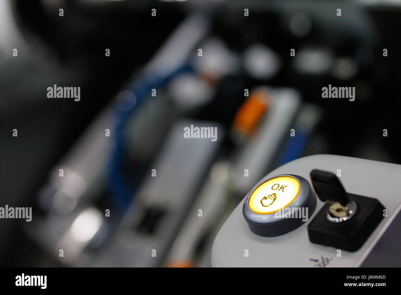 Ok-Taste drücken und den Zündschalter auf dem Bedienfeld von industrieller Ausrüstung. Selektive konzentrieren. Stockfoto