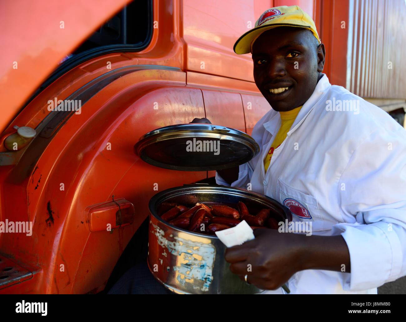 Eine kenianische Hersteller verkaufen Wurst in eine Bushaltestelle im Südlichen Kenia. Stockfoto