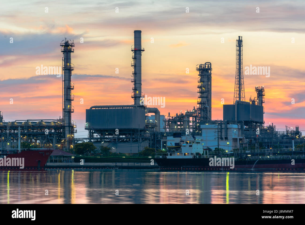 Öl-Raffinerie in der Dämmerung in Bangkok, Thailand Stockfoto