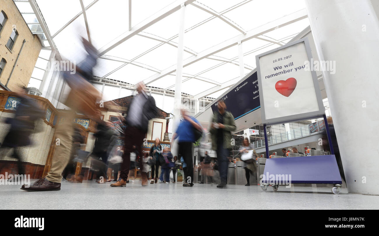 Pendler passieren Manchester Victoria Railway Station, die zum ersten Mal seit dem Terroranschlag auf die benachbarten Manchester Arena wieder geöffnet hat. Stockfoto