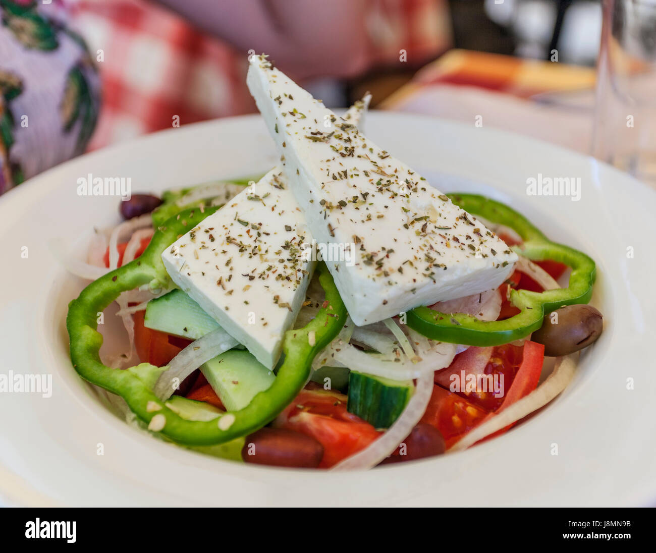 Griechischer Salat mit Feta-Käse, Gurken, Tomaten, Paprika und Oliven ...