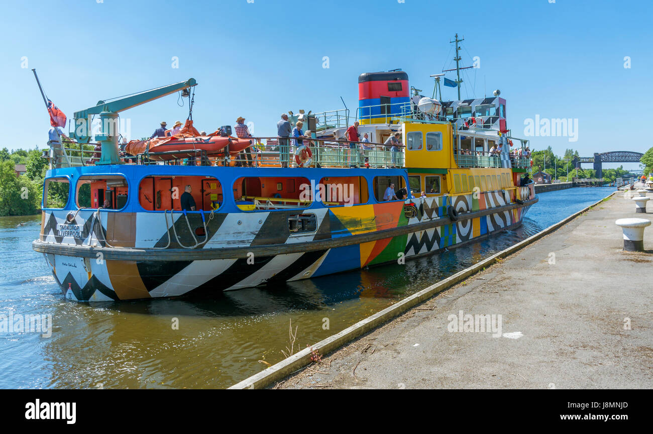 Blick auf die Vergnügungsschiff "Schneeglöckchen" Segeln entlang den Manchester Ship Canal und Weitergabe Latchford sperrt in Warrington. Stockfoto