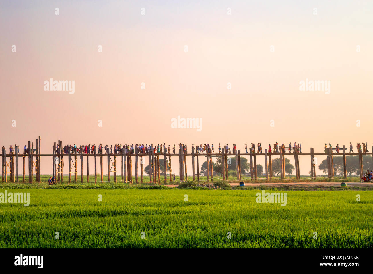 Menschen auf U Bein Brücke über den Taungthaman-See in Amarapura, Mandalay, Myanmar Stockfoto