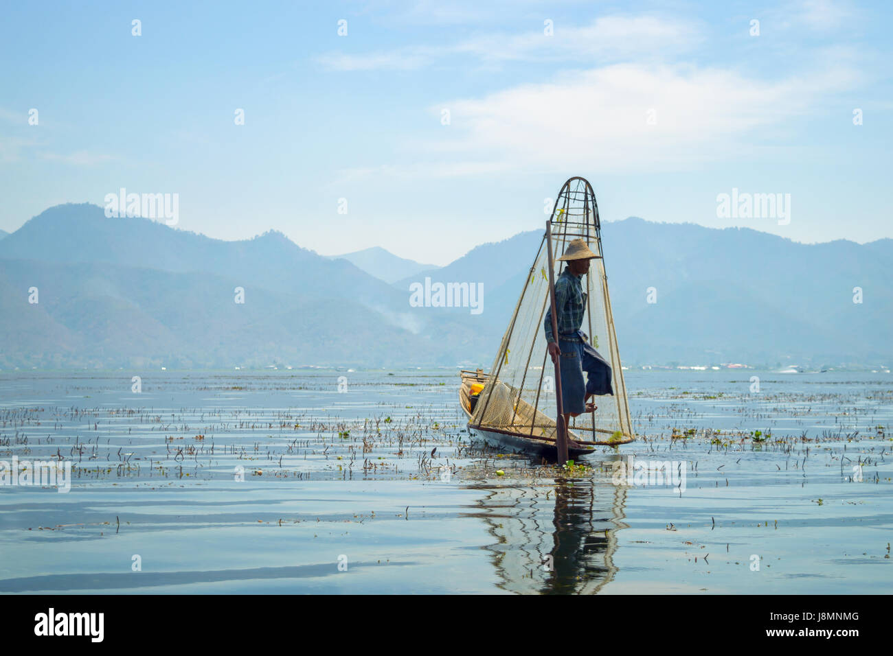 Burmesische Fischer auf Bambus-Boot Fischfang in traditioneller Weise mit handgefertigten Net. Inle-See, Myanmar (Burma), Reiseziel Stockfoto