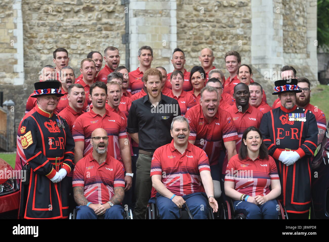 Prinz Harry posiert für ein Gruppenfoto mit Athleten, wie er die Einführung von Großbritanniens Invictus Games-Team an der Tower of London besucht. Stockfoto