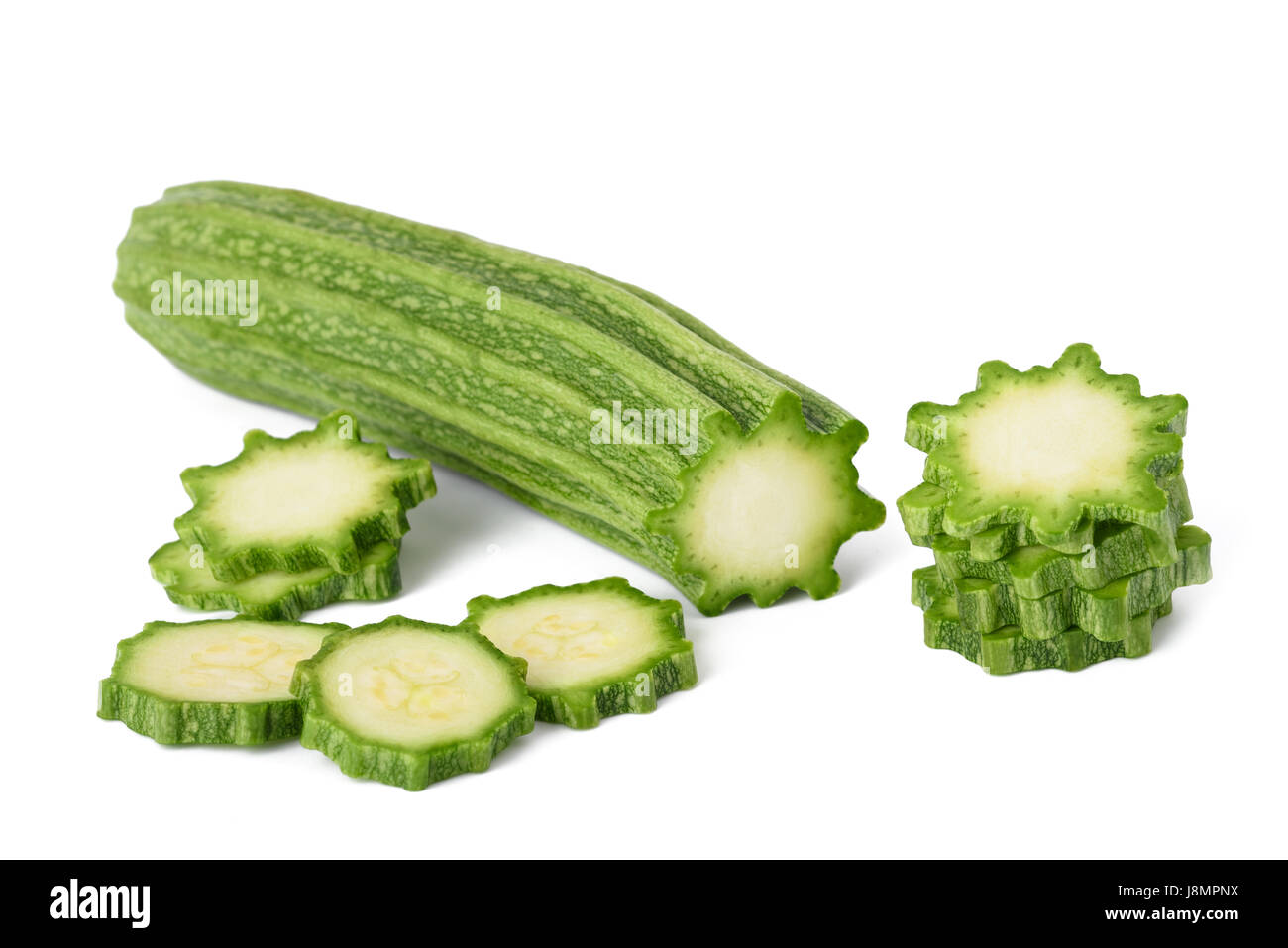 leichte grüne Zucchini mit Scheiben auf weißem Hintergrund. Stockfoto