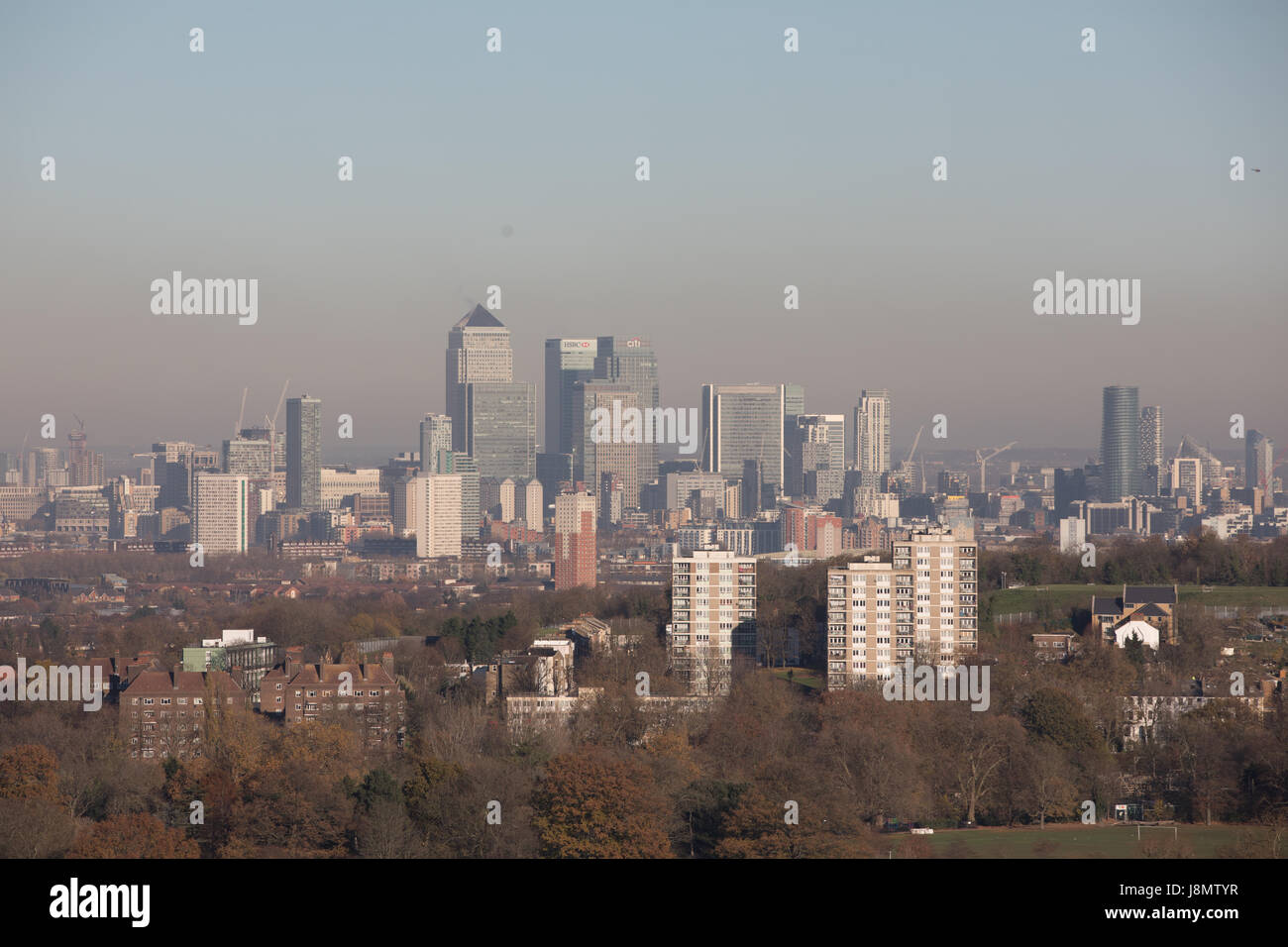 Gesamtansicht von London aus Süden, Blick nach Norden, Panorama, zeigt Gehäuse im Vordergrund und City of London im Hintergrund mit der Luftverschmutzung Stockfoto