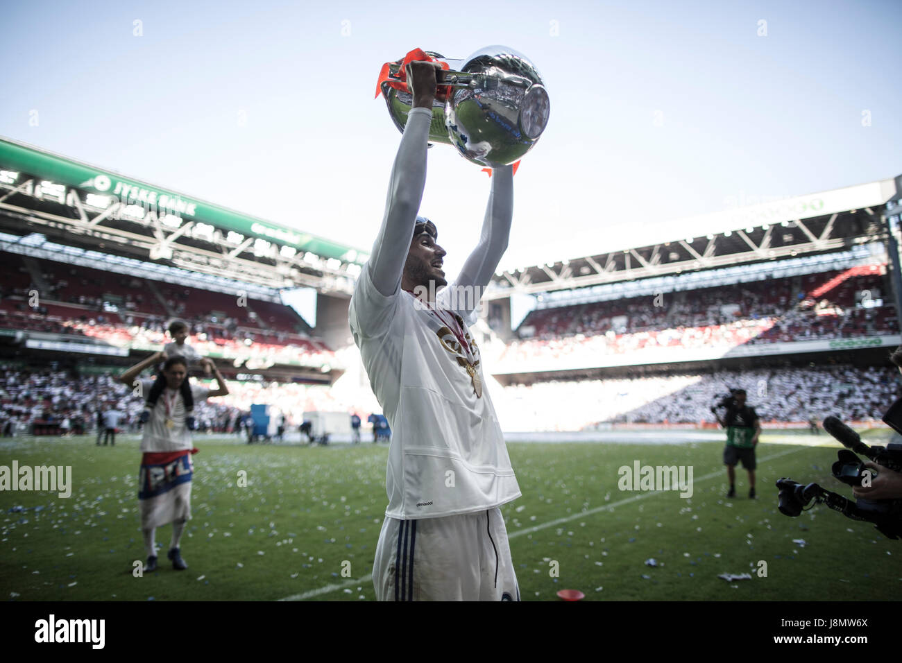 Kopenhagen, Dänemark. 28. Mai 2017. Dänemark, Kopenhagen, Mai 28. 2017. Nach dem letzten Spiel der ALKA Saison 2016-2017 feiern die Spieler vom FC Kopenhagen das doppelte. Hier ist Youssef Toutouh des FC Kopenhagen mit einer Trophäen zu sehen. Bildnachweis: Gonzales Foto/Alamy Live-Nachrichten Stockfoto