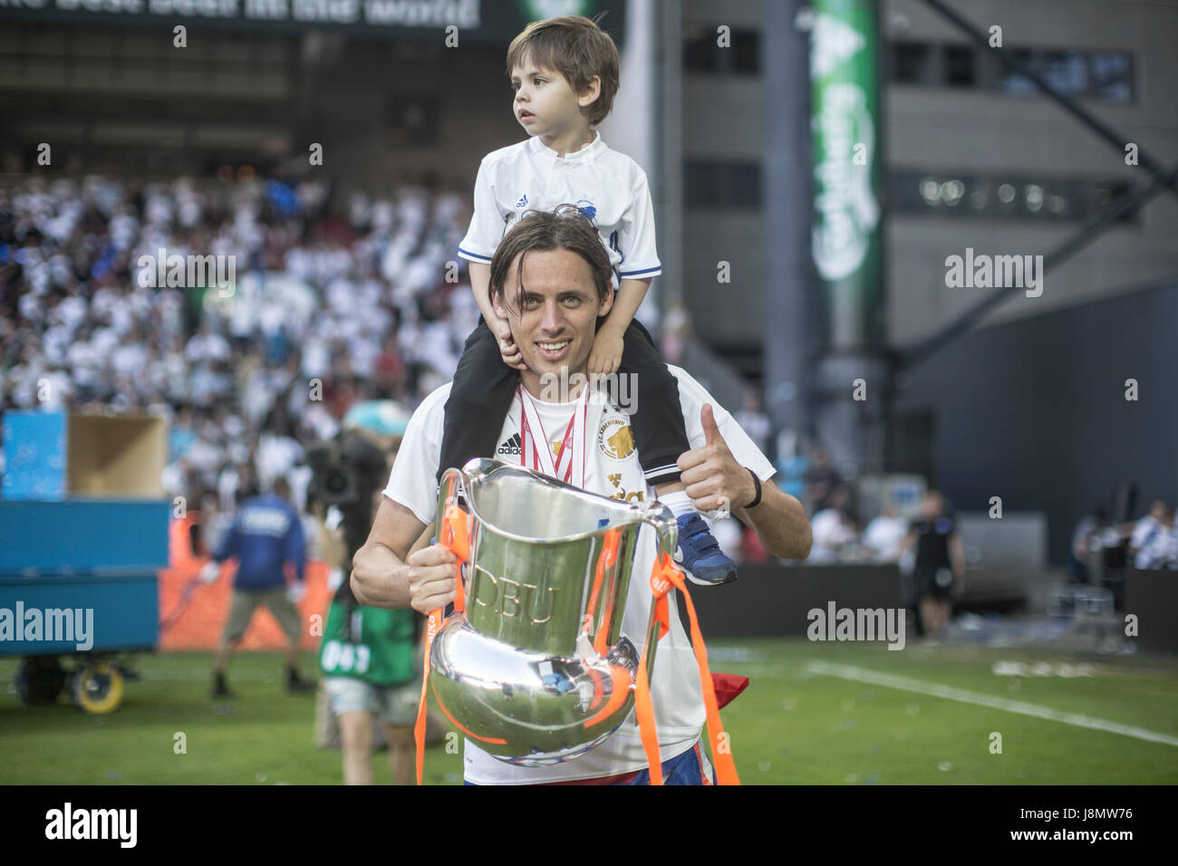 Kopenhagen, Dänemark. 28. Mai 2017. Dänemark, Kopenhagen, Mai 28. 2017. Nach dem letzten Spiel der ALKA Saison 2016-2017 feiern die Spieler vom FC Kopenhagen das doppelte. Hier ist mit eine der Trophäen Uros Matic FC Kopenhagen gesehen. Bildnachweis: Gonzales Foto/Alamy Live-Nachrichten Stockfoto