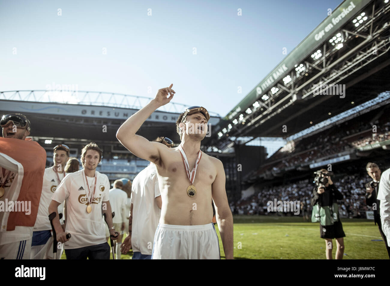 Kopenhagen, Dänemark. 28. Mai 2017. Dänemark, Kopenhagen, Mai 28. 2017. Nach dem letzten Spiel der ALKA Saison 2016-2017 feiern die Spieler vom FC Kopenhagen das doppelte. Hier ist William Kvist des FC Kopenhagen mit Fans singen. Bildnachweis: Gonzales Foto/Alamy Live-Nachrichten Stockfoto