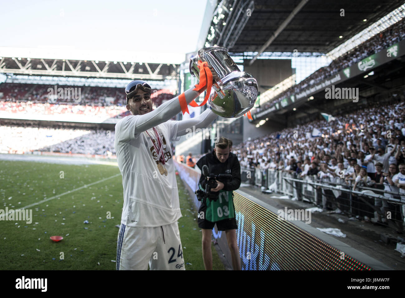 Kopenhagen, Dänemark. 28. Mai 2017. Dänemark, Kopenhagen, Mai 28. 2017. Nach dem letzten Spiel der ALKA Saison 2016-2017 feiern die Spieler vom FC Kopenhagen das doppelte. Hier ist Youssef Toutouh des FC Kopenhagen mit einer Trophäen zu sehen. Bildnachweis: Gonzales Foto/Alamy Live-Nachrichten Stockfoto