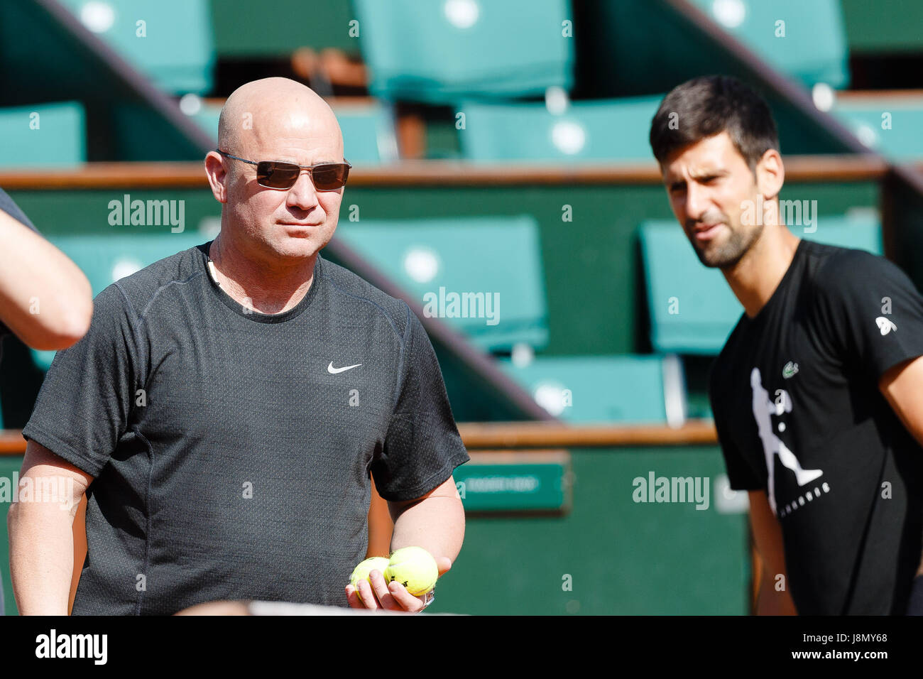 Paris, Frankreich, 29. Mai 2017, Tennis French Open: Novak Djokovic und seinem neuen Trainer Andre Agassi während einer Übung am Tag 2 bei den 2017 Tennis French Open in Roland Garros Paris. Bildnachweis: Frank Molter/Alamy Live-Nachrichten Stockfoto