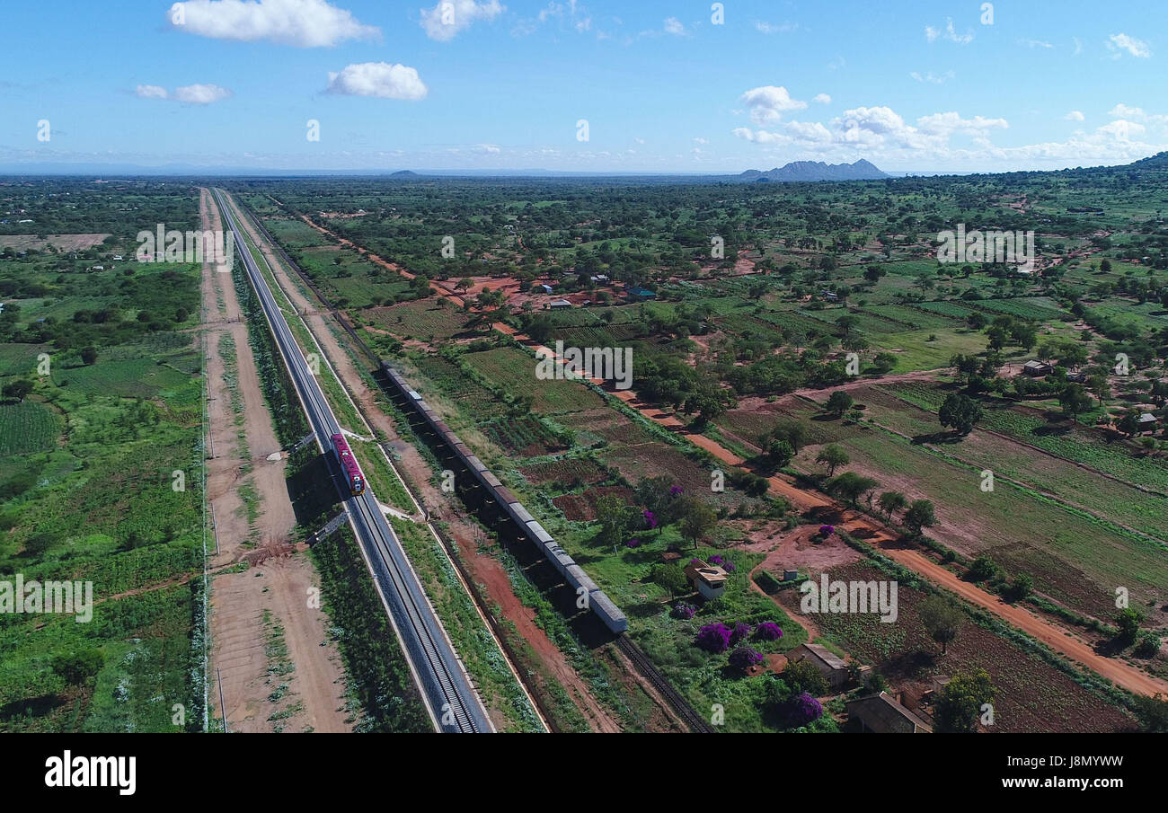 (170529)--NAIROBI, 29. Mai 2017 (Xinhua)--eine Lokomotive (L) geht von einem Zug auf den alten Gleisen, da es einen Testlauf auf Kenia Mombasa-Nairobi normalspurigen Eisenbahn (SGR) am 25. Mai 2017 durchführt. (Xinhua/Chen Cheng) (Zw) Stockfoto